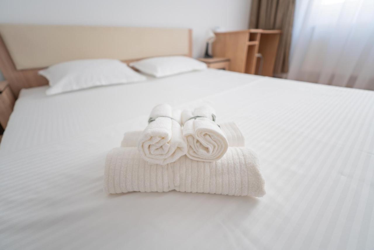 Hotel Studio Titan Bukares Bagian luar foto