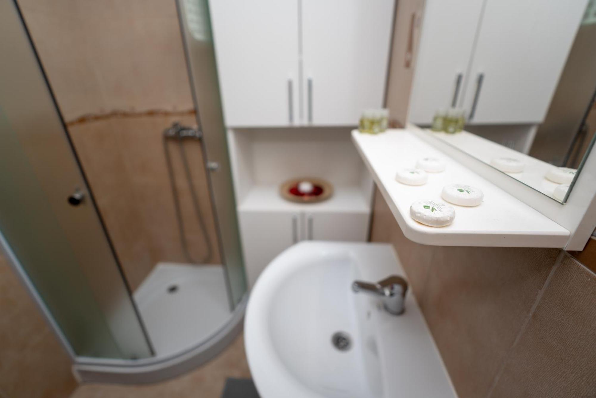 Hotel Studio Titan Bukares Bagian luar foto